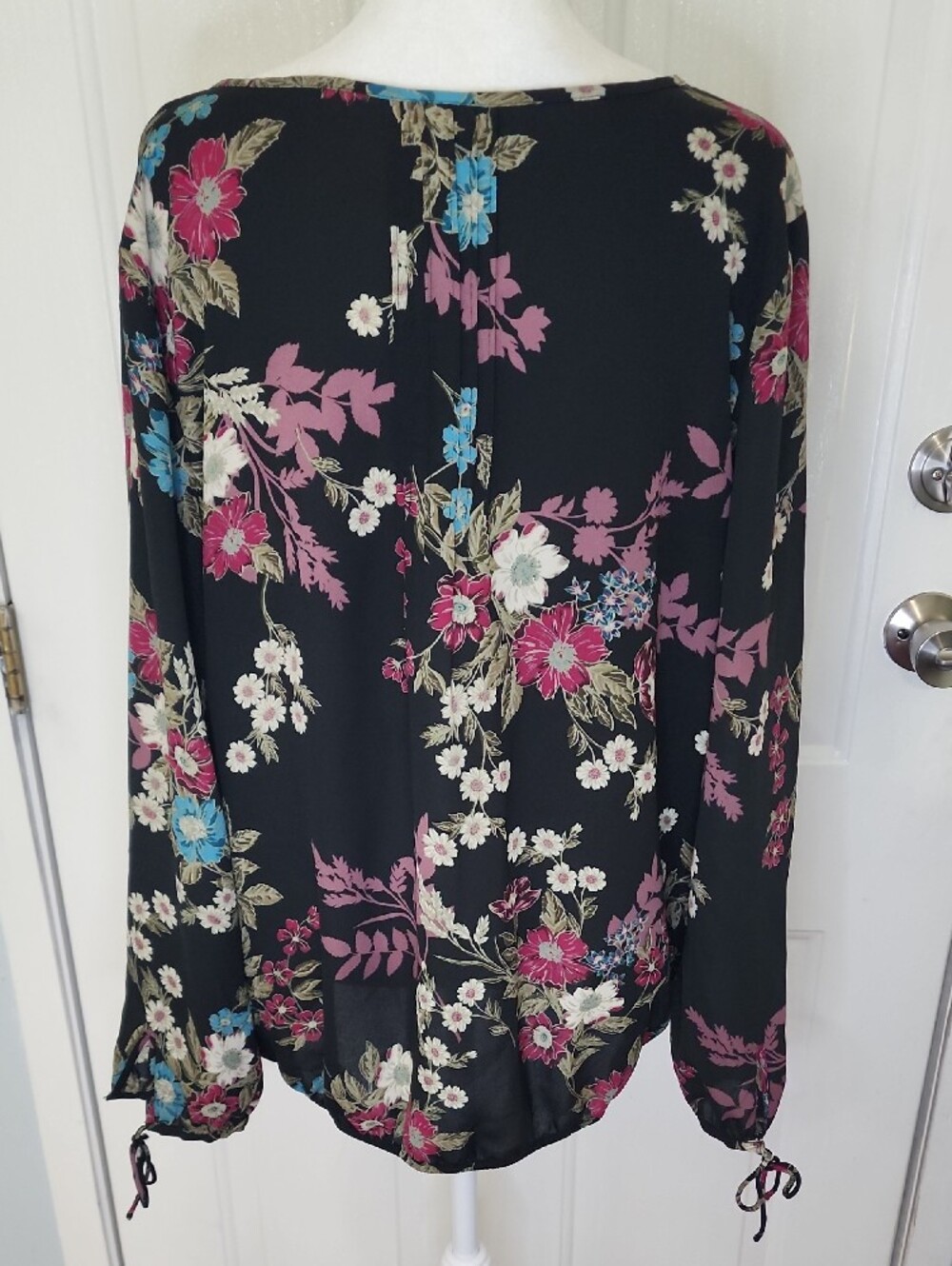 Women's Black Floral Tie-Keyneck Blouse - Picture 8 of 10